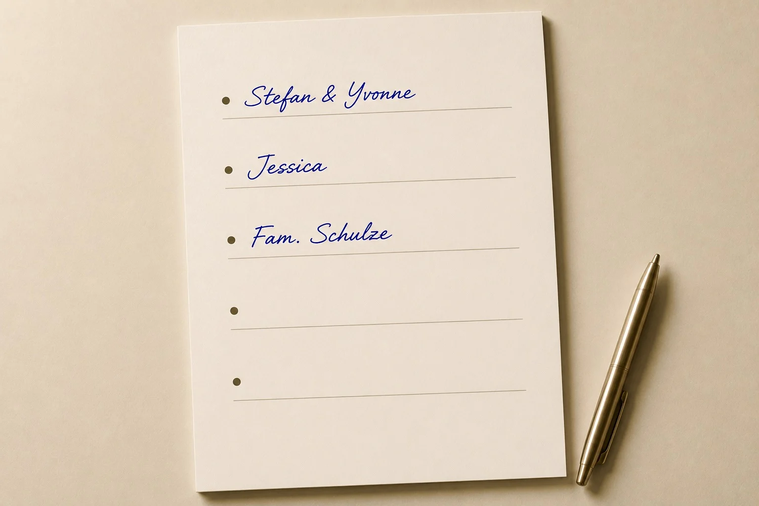 Handgeschriebene Warteliste mit Namen von Interessenten und Stift